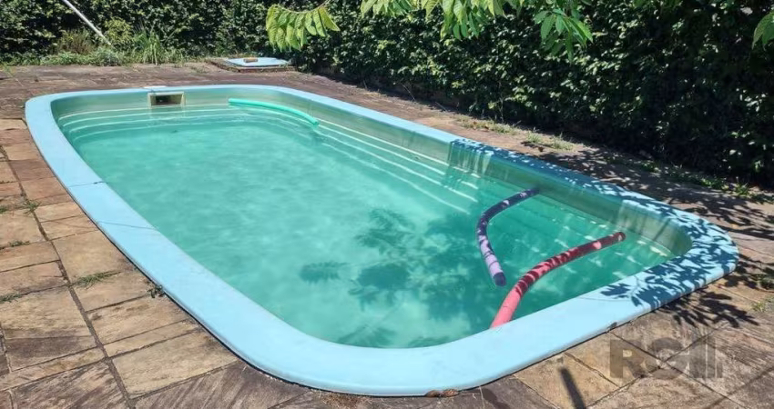 Casa de 3 dormitórios com piscina no Bairro Cristal.