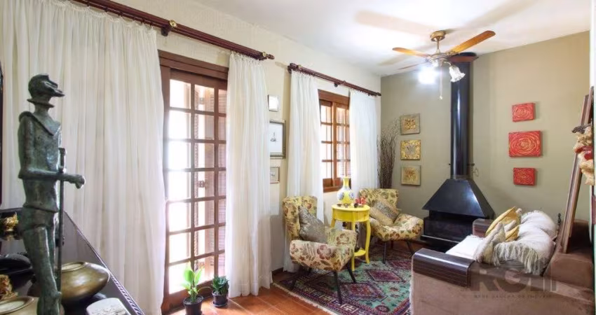 Excelente Casa Tipo Sobrado de alvenaria