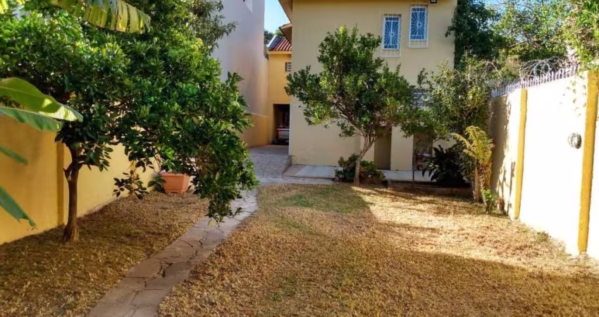 Casa ampla com pátio no Bairro Cristal, com 4 quartos