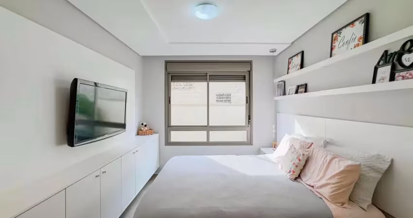 Apartamento semimobiliado na cavalhada com 3 dormitórios, 1 suite e lavabo.