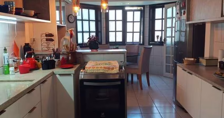 CASA COM PISCINA NA TRISTEZA