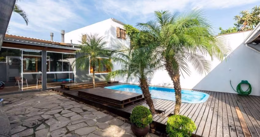 Casa de 2 dormitórios com piscina no bairro Lomba do Pinheiro
