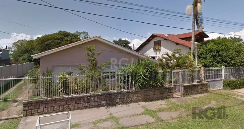 Excelente casa em Belém Novo na rua Eustáquio Inácio da Silveira próximo ao Colégio Glicério Alves. Casa grande com 3 quartos, escritório