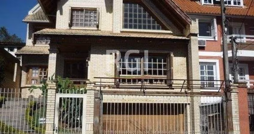 Casa para Venda - 240m², 3 dormitórios, sendo 1 suites, 4 vagas - Tristeza