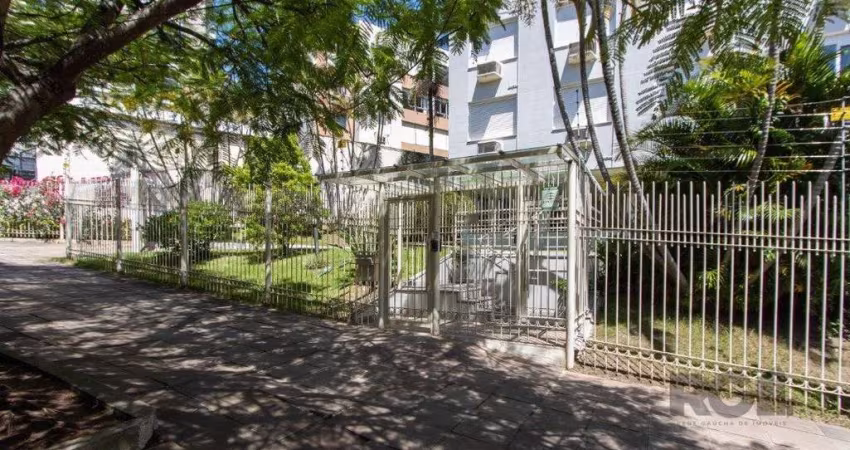Apartamento no Petrópolis de 2 dormitórios dependência e vaga desocupado