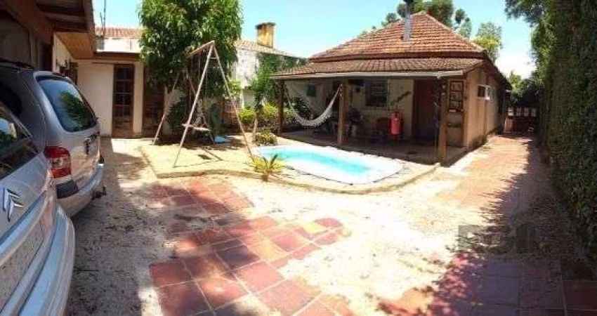 Casa em Porto Alegre, no bairro Guarujá, com 2 dormitório(s), e 2 banheiros, à venda.