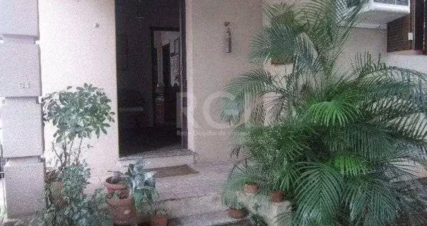 Casa para Venda - 137m², 1 dormitório, sendo 1 suites, 4 vagas - Floresta