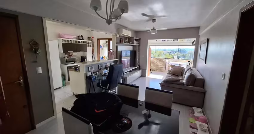 Apartamento amplo de 1 dormitório, 1 vaga, churrasqueira e área de serviço separada.
