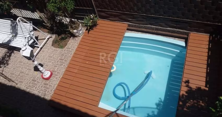 Casa para Venda - 250m², 3 dormitórios, 1 vaga - Camaquã, Porto Alegre