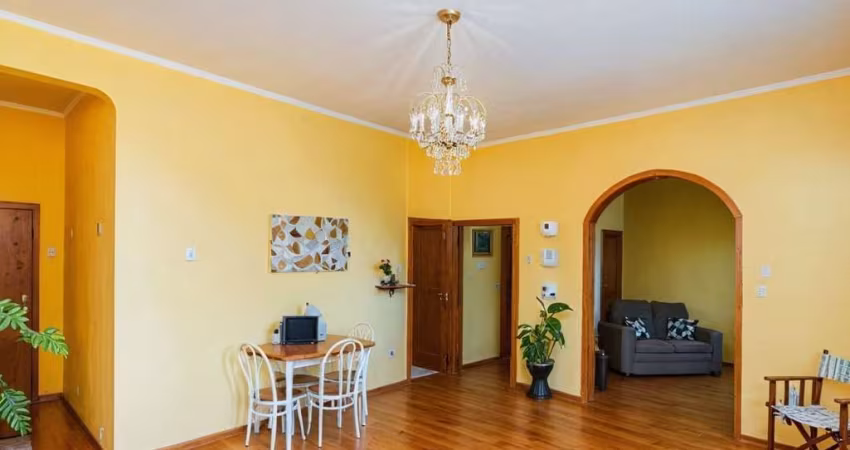 Vende-se amplo apartamento com 3 quartos(1 suíte), 95m² e sacada - Petrópolis