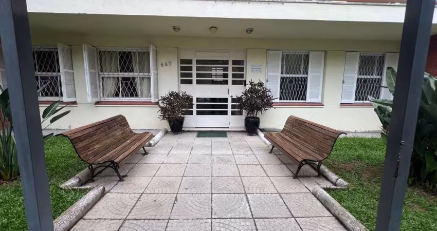 Apartamento 3 dormitórios, sacada em 107m2 no bairro Menino Deus