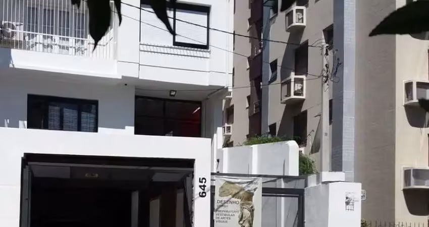 VENDA- Casa com 3 quartos sendo 1 suíte, 300m2, 2 vagas cobertas e churrasqueira- Menino Deus