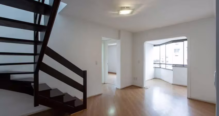 Cobertura com 137m², no bairro cristal, de 2 dormitórios, sento uma suíte, ampla sacada, churrasqueira, vista panorâmica, vaga coberta.