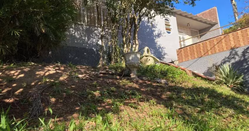 Casa 3 dormitórios, 3 banheiros, bairro teresópolis.