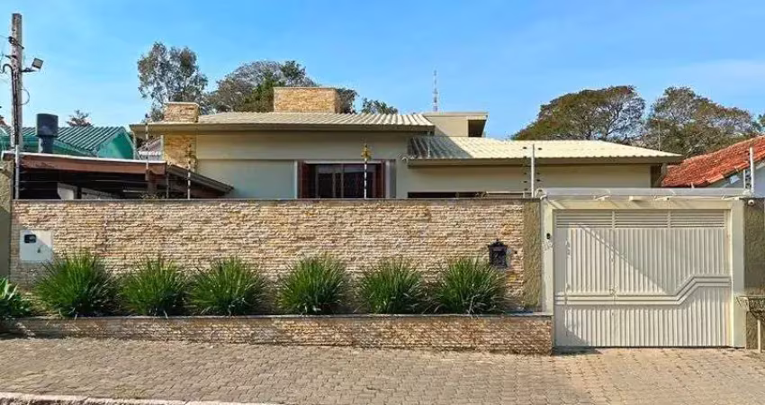 Ótima casa térrea com 4d, piscina e garagem fechada para 2 carros no jardim medianeira.