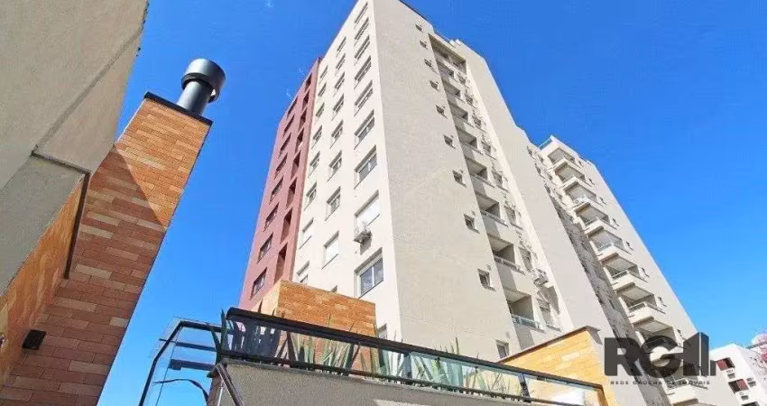 Apartamento de três quartos com suíte e duas vagas de garagem no bairro passo da areia, em porto alegre.