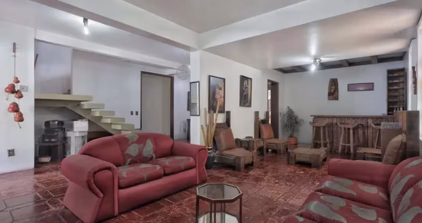 Casa com 300m², localizada na zona sul de porto alegre, com lareira, piscina e 3 vagas de garagem cobertas.