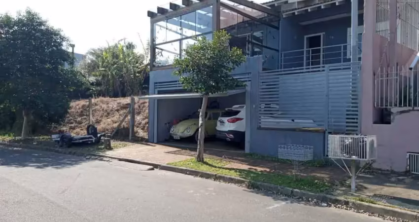 Linda casa no verdes campos com 2 dormitórios sendo 1 suíte e closet, lareira living amplo - amplo pátio com piscina.