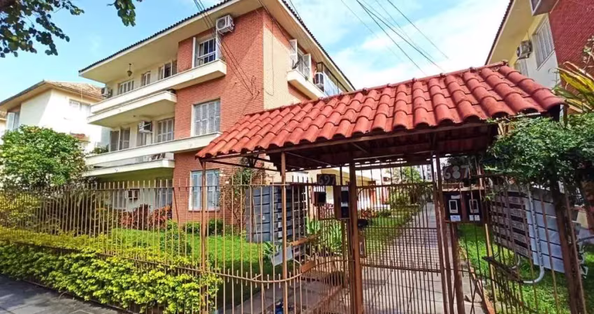 Apartamento reformado de 2 dormitórios com sacada no menino deus, porto alegre