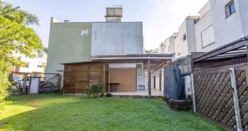Casa em condomínio com 3 dormitórios, suíte e pátio amplo – 147m²
