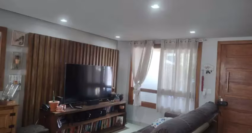 Casa de condomínio, 3 quartos, 1 suíte, piscina e 2 vagas de garagem;