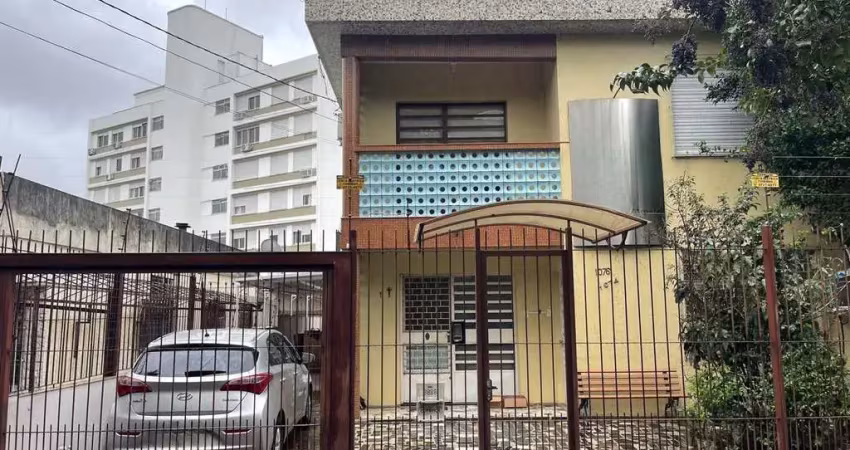 Terreno amplo com 690m², com duas casas construídas para moradia ou investyirdores!!