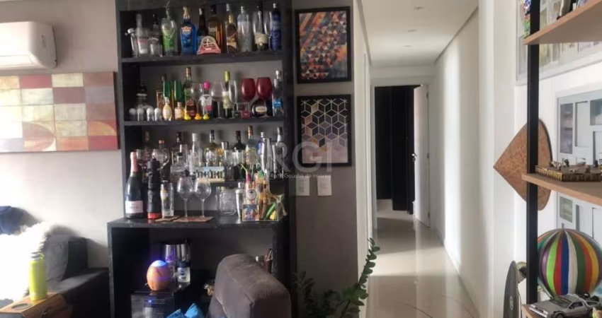 Apartamento de 2 dormitórios, 1 suíte, 2 banheiros, cozinha com churrasqueira, 1 vagas de garagem coberta, portaria 24 horas, localizado no bairro tristeza, nas proximidades do supermercado Zaffari e 