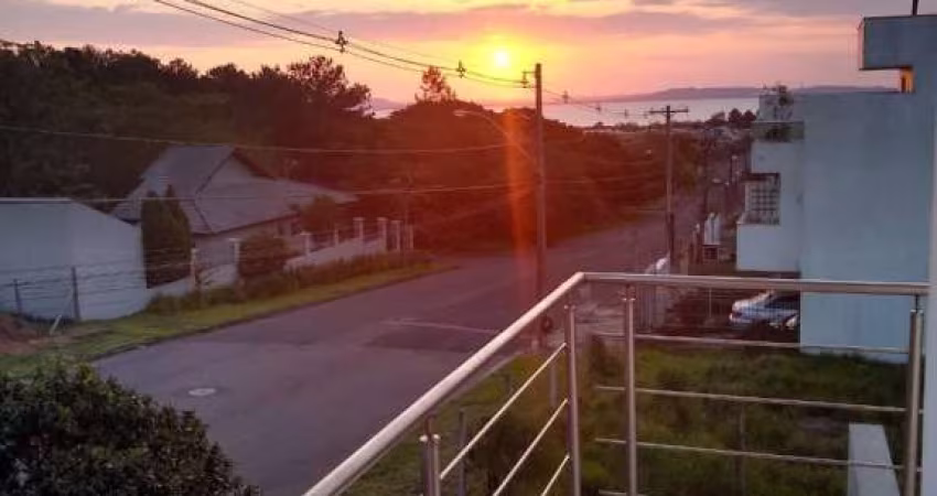 Excelente Casa com 03 Quartos (01 com Suíte), incrível vista do por do Sol no Guaíba, Ampla Sala de Estar com Lareira, Sala de  Jantar, Cozinha com Design Moderno, Água Quente a Gás,  2 pisos, 2 vagas