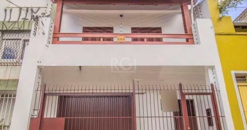 Excelente casa com 3 pavimentos, 5 dormitórios, sendo 2 suítes, 3 banheiros sociais, sendo 1 com banheira de hidromassagem, amplo living no térreo para atividade comercial ou residencial, cozinha, áre