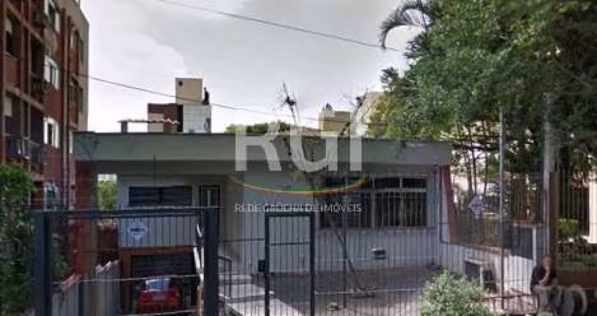 Excelente casa na rua Souza Doca para venda, 03 dormitórios, garagem coberta com duas vagas, sala de estar, sala de jantar, cozinha, área de serviço, dependência de empregada, pátio. Murada e gradeada