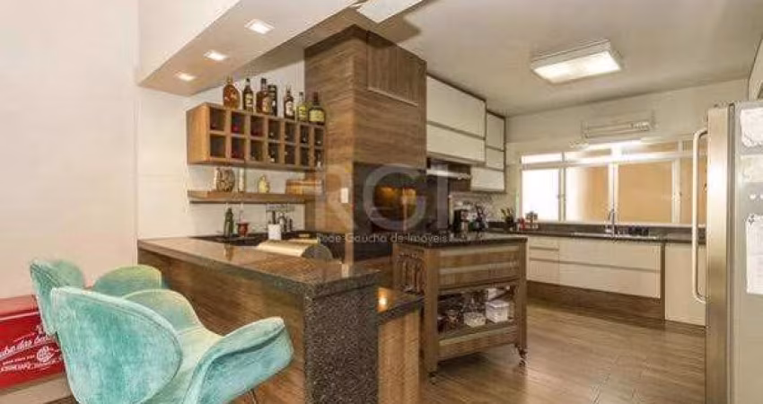 Apartamento ,com 202m² privativos originalmente 4 dormitórios, transformado em 3 com suíte master - escritório hidromassagem e walk in closet. Living 3 ambientes com churrasqueira, Corredor em 'U' faz