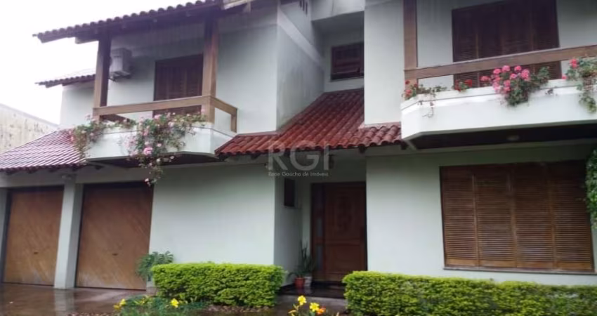 CASA 4 DORMITÓRIOS | TRISTEZA | ZONA SUL | Terreno de 19,80 x 47. &lt;BR&gt;&lt;BR&gt;Casa principal com 432m2, distribuídos em 3 dormitórios, sendo 1 suíte máster com sacada, closet e banheira de hid
