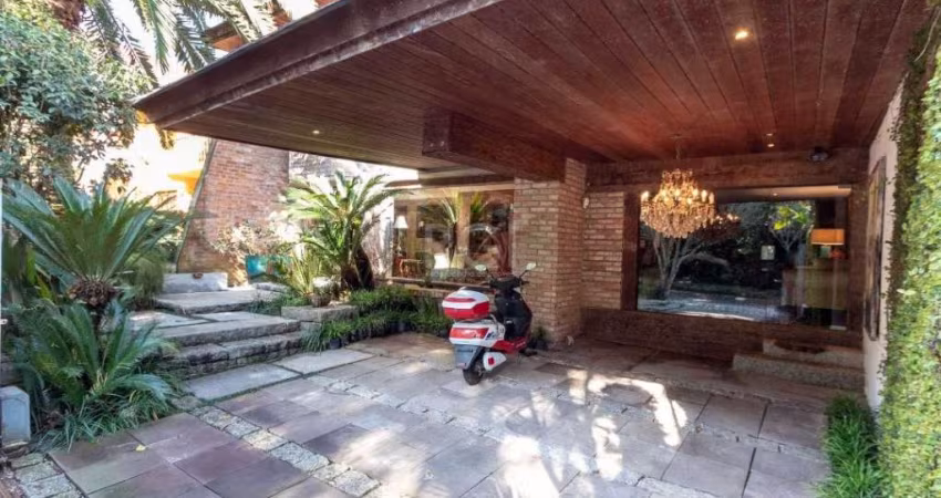 Casa no bairro Jardim Isabel, destaque para iluminação, acabamento rústico e tijolo de demolição, amplas janelas de vidro que permite a entrada de luz natural, 02 estares íntimo com pé direito duplo, 