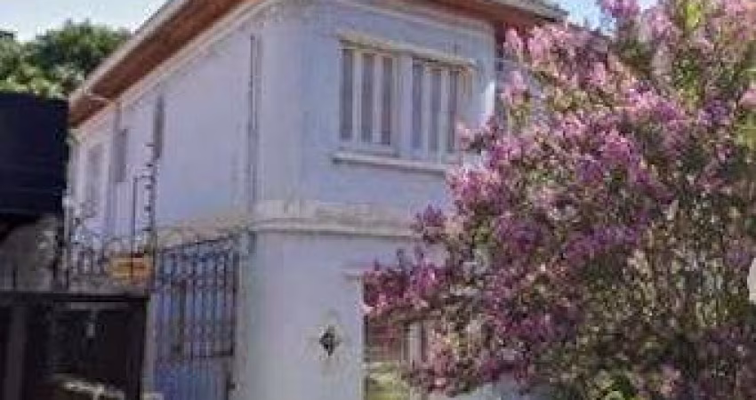 Casa com 4 (quatro)dormitórios no bairro Menino Deus, sala de estar para 4 ambientes, 2 banheiros sociais, copa, cozinha e despensa ampla. Em dois pavimentos. Possuí uma edícula nos fundos com 3 vagas
