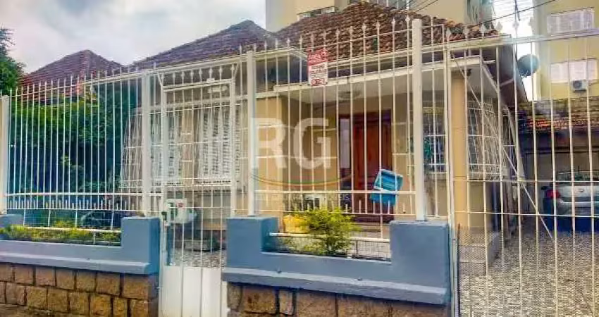 Casa com ótimo potencial, próximo a todos os recursos do bairro Azenha, Centro de Treinamento Esportivo (CETE) e a meia quadra da e Av. Érico Veríssimo e Azenha. &lt;BR&gt;&lt;BR&gt; Com 2 vagas de ga