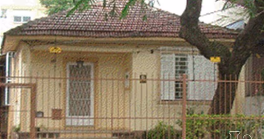 A casa é composta por  3 dormitórios, living para 2 ambientes, cozinha, despensa, vaga para 2 carros, churrasqueira, com pátio e toda gradeada. Nos fundos há uma edícula.&lt;BR&gt; o Terreno tem a met