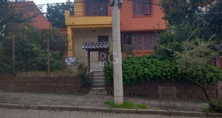 Casa/Sobrado com 03 dormitórios no bairro Teresópolis - Porto Alegre&lt;BR&gt;Ampla casa com 248m² 03 dormitórios,na parte superior sendo 01 suíte, banheiro social, sacada, sala,  sala de estar com la