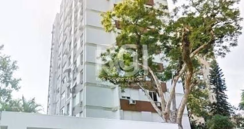 Imóvel impecável, piso laminado novo,cozinha americana sob medida, área de serviço com armários, sala de estar e jantar,  quartos com móveis sob medida, gás central e splits em todas as peças.&lt;BR&g