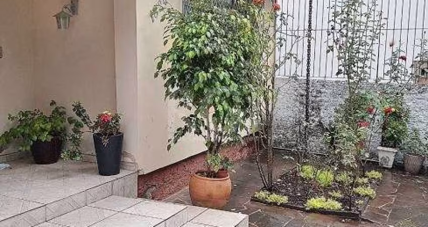 Ótima casa com 160m² construídos, em terreno com 300m², de 4 dormitórios. Possui living amplo, 4 dormitórios, 2 banheiros, 2 banheiros, cozinha, 2 salas, área de serviço, bom pátio, árvore frutífera e