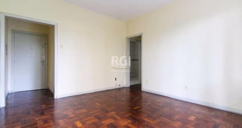 APARTAMENTO 3 DORMITÓRIOS SENDO 1 SUÍTE,  1 VAGA NO BAIRRO MENINO DEUS EM PORTO ALEGRE.&lt;BR&gt;Vende-se excelente amplo apartamento  de frente no coração do bairro Menino Deus, com  3 dormitórios se