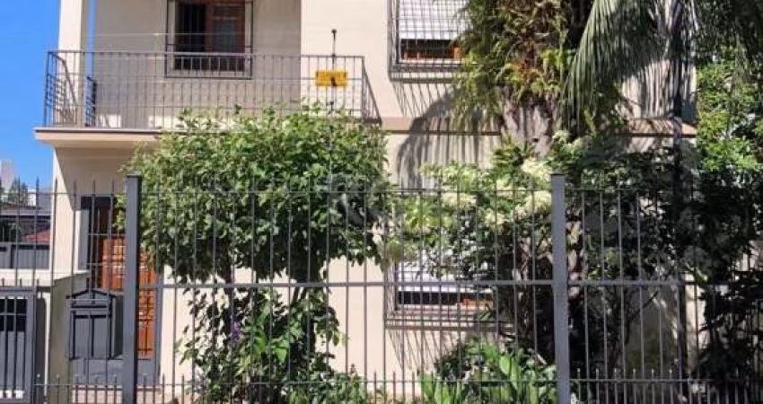 Casa estilo Sobrado com 4 (quatro) dormitórios, sendo duas suítes, uma com closet. Living em dois ambientes, banheiro social,  copa cozinha, lavanderia. Banheiro Auxiliar + Salão de festas com banheir