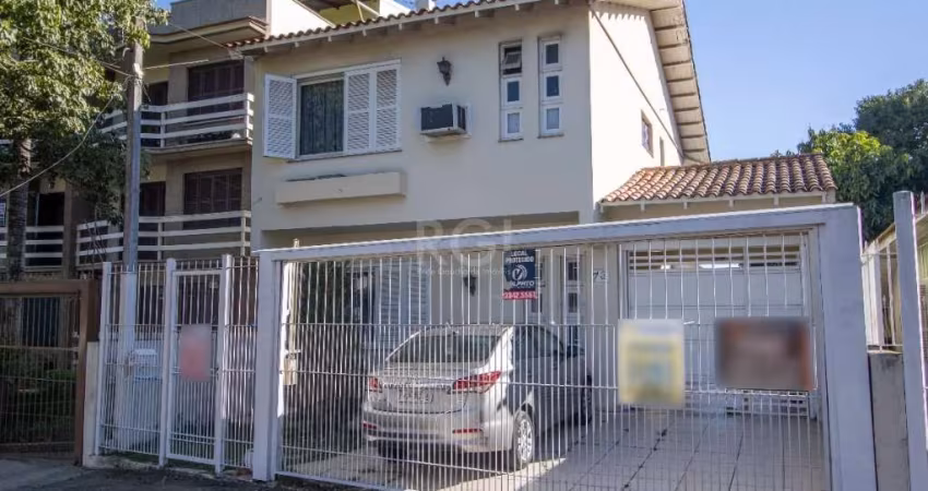 Casa no Bairro Cristo Redentor - Oportunidade de Luxo!&lt;BR&gt;&lt;BR&gt;Vende-se casa estilo sobrado no Bairro Cristo Redentor, em Porto Alegre, com 3 dormitórios e 4 vagas de estacionamento, semi-m