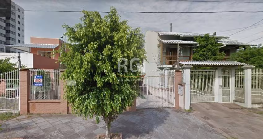 Casa térrea reformada, na zona norte de Porto Alegre,  com 3 dormitórios,   living 2 ambientes bem definidos, 3 banheiros. Pátio com piscina,  espaço churrasco,  4 vagas. Estuda como parte do pagament