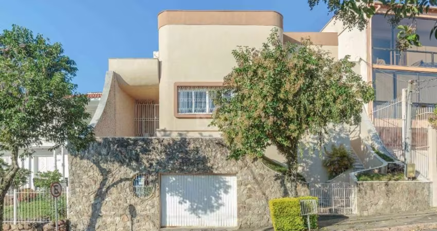 Excelente casa com 3 dormitórios, sendo 1 suíte, cozinha/copa, churrasqueira sala conjugada com lareira, banheiro social, ampla sala de estar, escritório, quartos climatizados sacada, garagem até 4 va