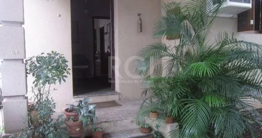 Duas casas na Rua Dr. Timóteo no bairro Floresta, uma com 91m² e a outra dos fundos com 46m².&lt;BR&gt;Casa da frente com 1 dormitório, closed e banheiro social com banheira de hidro massagem, living 