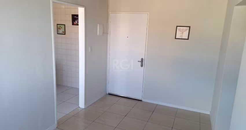 Apartamento de 2 dormitórios, 1 banheiro social e 1 vaga/box de estacionamento por convenção, no bairro Alto Teresópolis, zona sul de Porto Alegre, frente à UniRitter.  totalmente reformado, cozinha, 