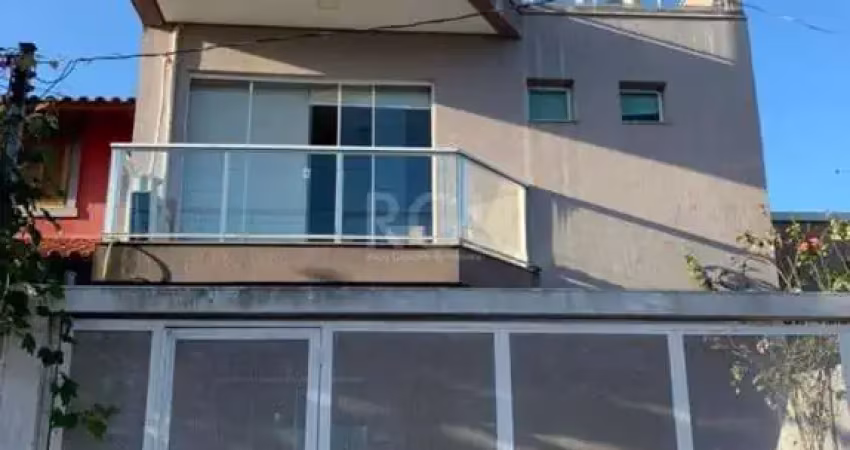 Excelente casa no Jardins do Prado sendo 03 dormitórios, sala, cozinha, 04 banheiros e vaga para 02 carros. Casa com 300m² construídos. Salão de Festas com churrasqueira e hidromassagem. Aceita financ