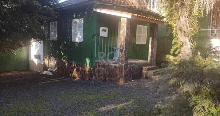 Casa mista a duas quadras do Hospital Cristo Redentor, com a parte inferior de alvenaria e parte superior em madeira. Ideal para construção, com 14.30 de frente e 39 m2 de fundos. Possui 4 dormitórios
