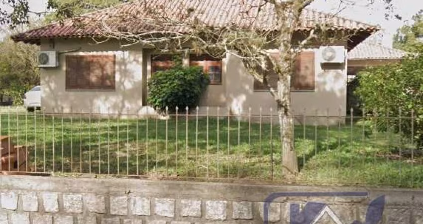 ACEITA IMÓVEL EM PORTO ALEGRE ATÉ 50% DO VALOR.      &lt;BR&gt;    &lt;BR&gt; &lt;BR&gt;Linda casa de esquina, com 4  dormitórios, sendo 1 suíte, 4 banheiros, dependência de empregada (casa separada),