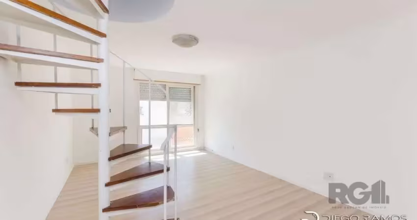 Cobertura 2 dormitórios, terraço com lareira e 1 vaga de garagem, reformada, surpreendente que apresenta, no andar inferior o living, dois dormitórios, 2 banheiros, sendo um com banheira de hidro, e á